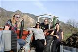 Gruppenfoto am Traktor mit Marlene, Vivi, Dominik und Susana - Foto von Viviana